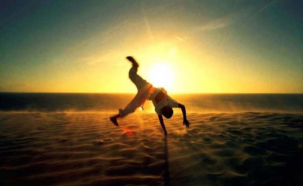 Pirueta Marometa Maroma Hombre Feliz Arena Atardecer Sol 