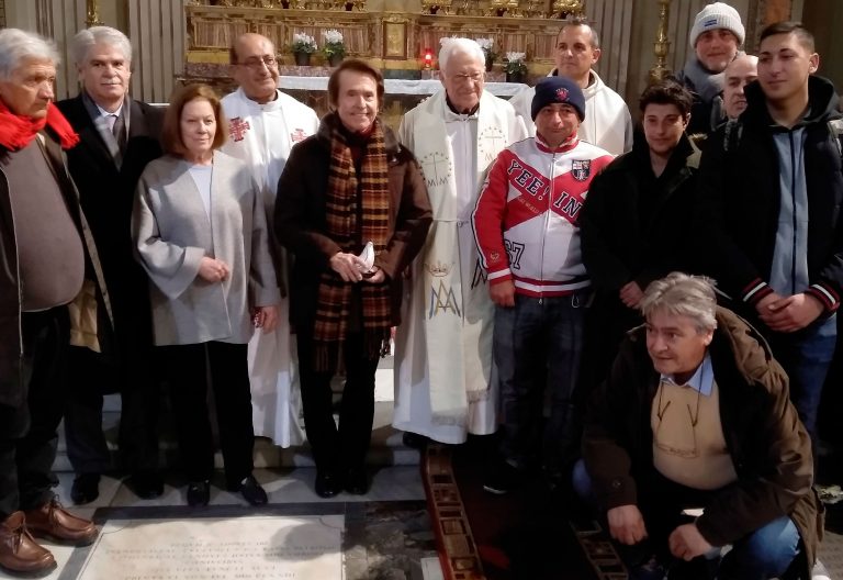 Raphael inaugura un dormitorio para sintecho en la iglesia 24 horas de Mensajeros de la Paz en Roma