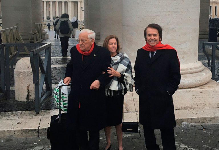 Raphael le regala al Papa un disco de tangos