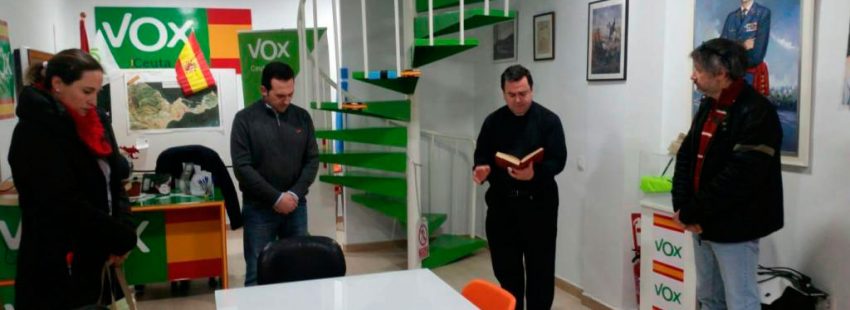 Un sacerdote bendice la sede de Vox Ceuta