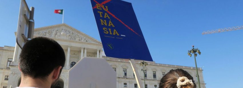 Portugal vota sí a la eutanasia y los obispos piden a los médicos que “no cedan” al suicido