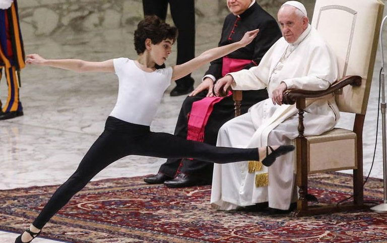 El joven bailarín Jorge Lamelas (Billy Elliot) baila ante el papa Francisco en el Aula Pablo VI