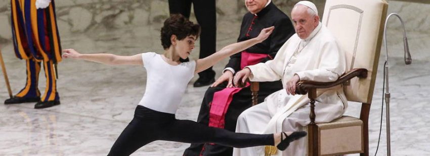 El joven bailarín Jorge Lamelas (Billy Elliot) baila ante el papa Francisco en el Aula Pablo VI
