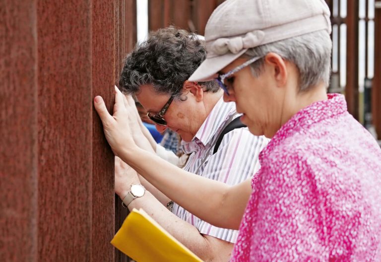Monjas que rezan en la frontera de México y Estados Unidos