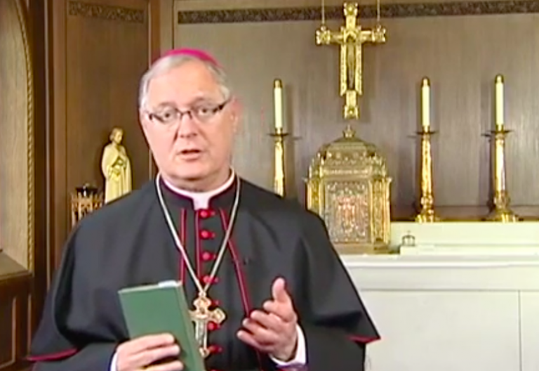 El obispo del cura que considera que la pedofilia “no ha matado a nadie” le reprende