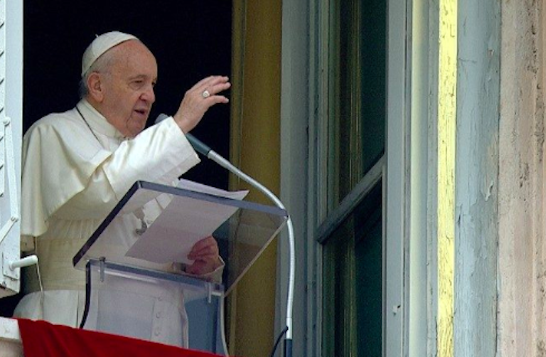 El Vaticano protege a Francisco ante el coronavirus: el ángelus y la audiencia general serán por