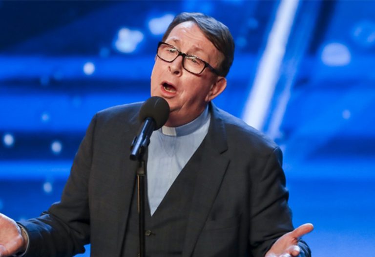 Ray Kelly, el cura misionero irlandés que quiere ganar Eurovisión