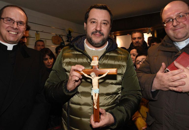 Matteo Salvini con dos sacerdotes