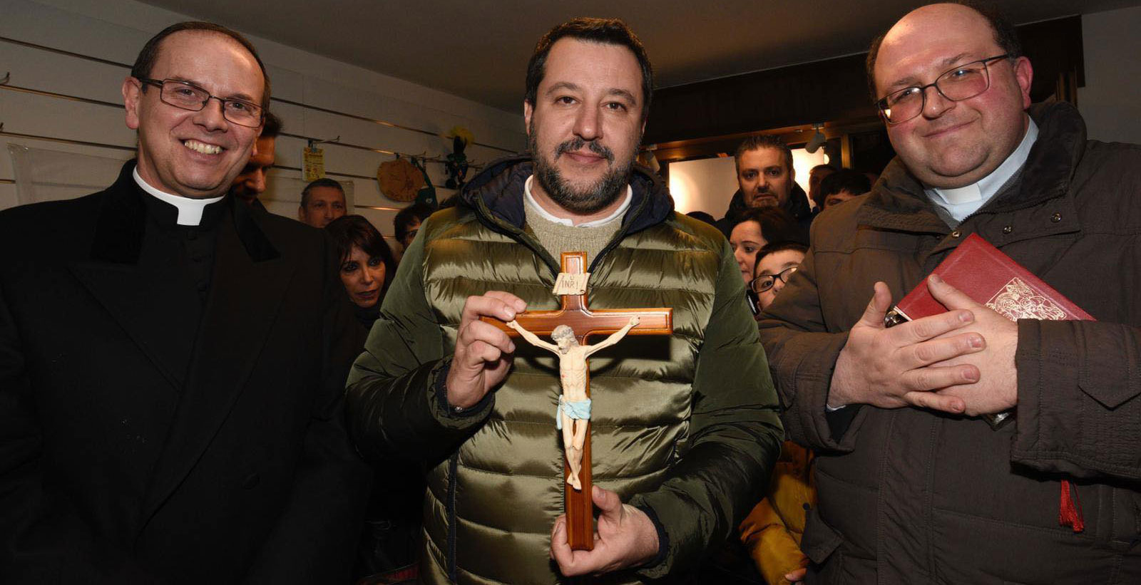 Matteo Salvini con dos sacerdotes