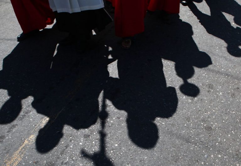 sombra-en-una-procesion cura monaguillo