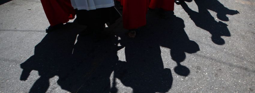 sombra-en-una-procesion cura monaguillo