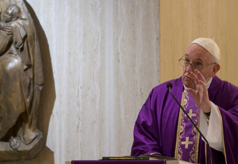 El Papa, conmovido por “los hombres y mujeres que mueren sin despedirse de sus familias” por el