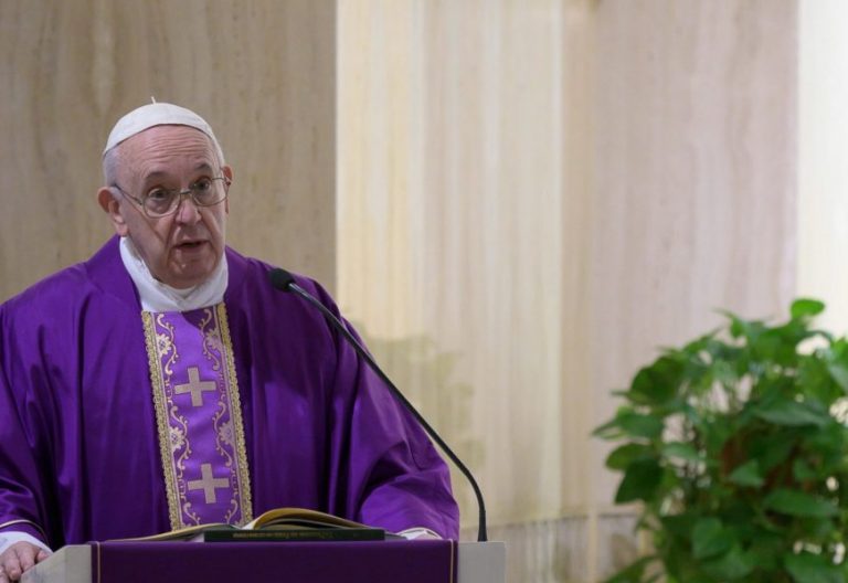 El Papa aplaude la “heroicidad” del personal sanitario y sacerdotes fallecidos por “cuidar a