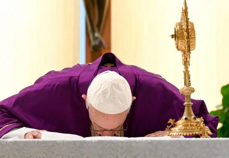 El Papa: “Acércate a Dios con el alma desnuda, no disfrazado”