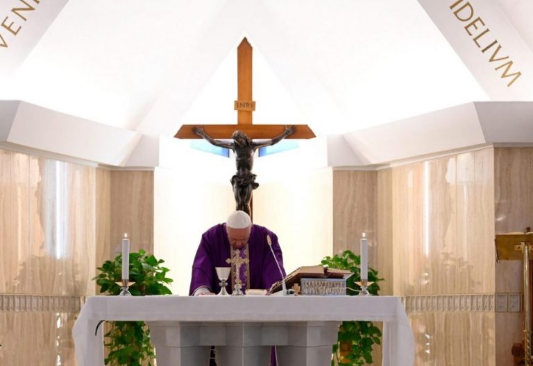 El Papa elogia a los policías y trabajadores de farmacias, supermercados y transportes frente al