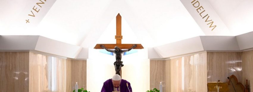 El Papa elogia a los policías y trabajadores de farmacias, supermercados y transportes frente al