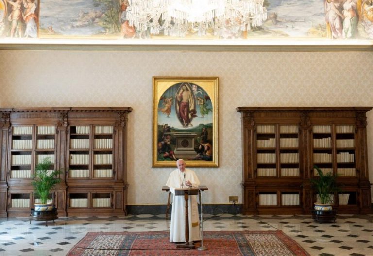 El papa Francisco inicia su primer Regina Coeli de Pascua denunciando la violencia contra las