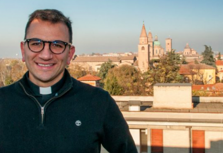 El cura italiano que vuelve a la medicina para curar a enfermos de coronavirus: “Mi altar será