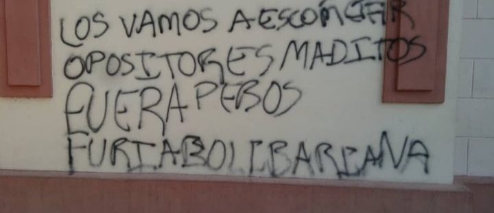 Grafitis amenazantes en una iglesia de Carúpano al oriente de Venezuela