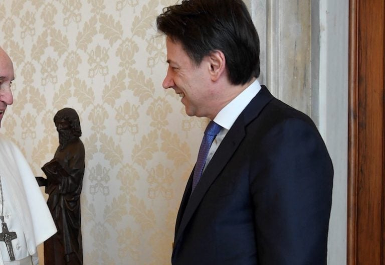 El Papa recibe al primer ministro de Italia, el segundo país más golpeado por el coronavirus