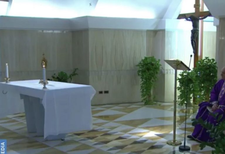 El Papa promueve la adoración a Jesús eucaristía contra el coronavirus