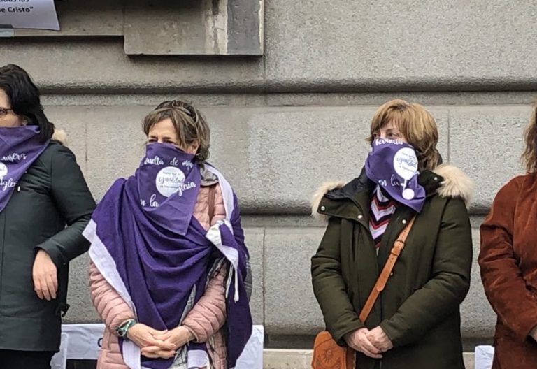Algunas participantes de la protesta, durante el gesto sobre las mujeres silenciadas/ATE