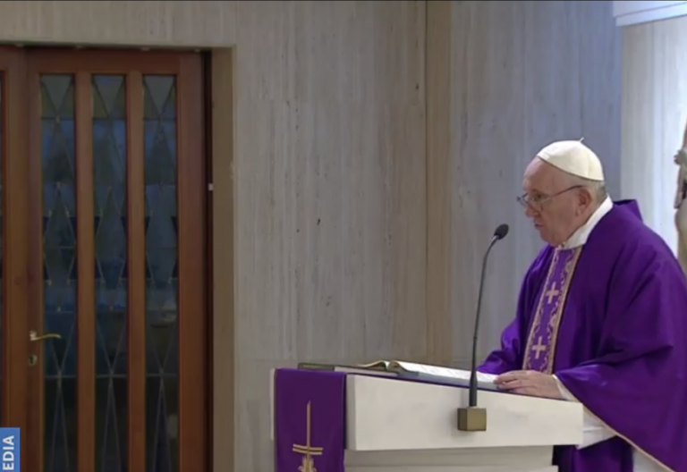 El Papa da esquinazo al coronavirus: estrena misa diaria en Santa Marta por streaming