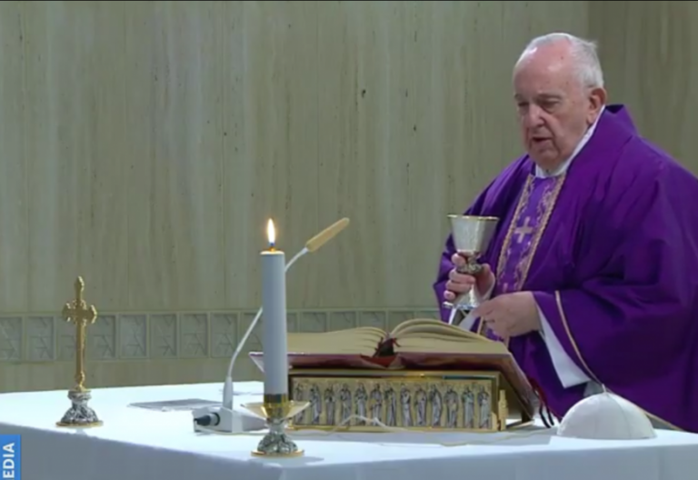 El Papa pide “valentía” a los sacerdotes para acompañar a enfermos y personal sanitario