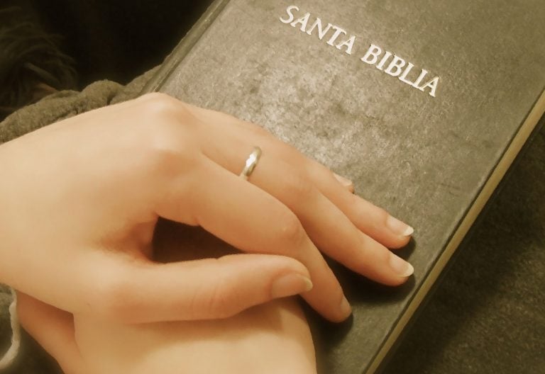 Manos de mujer sobre una Biblia