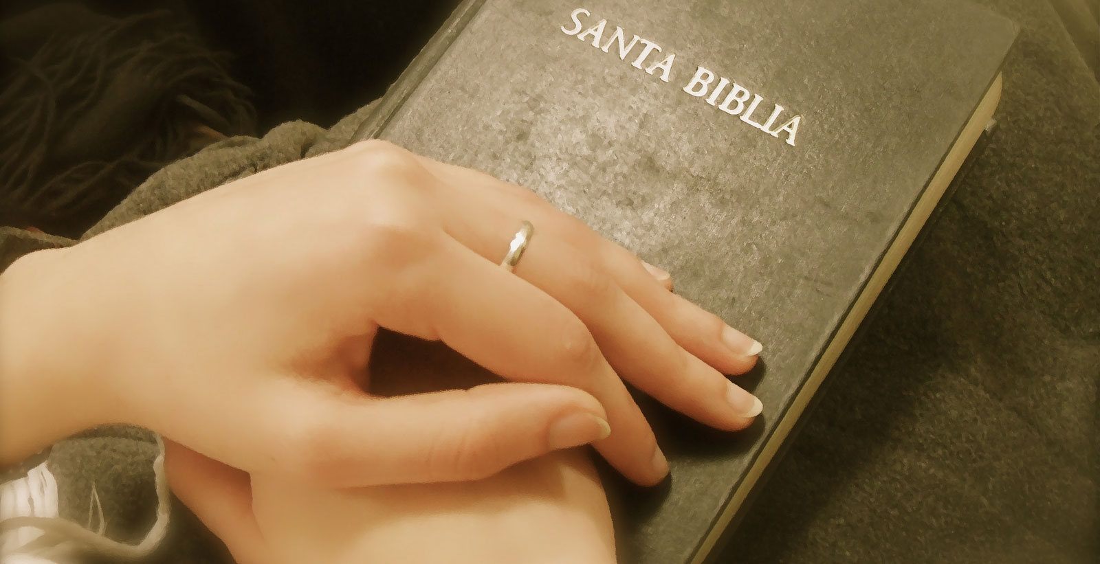 Manos de mujer sobre una Biblia