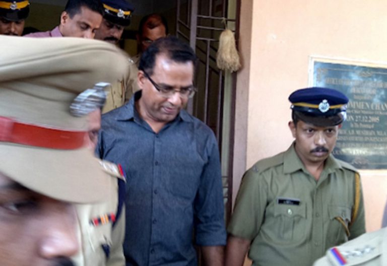 El Vaticano expulsa del sacerdocio al cura de la India en prisión por violar a una menor