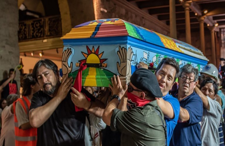 En Chile, el pueblo despide a su cura obrero