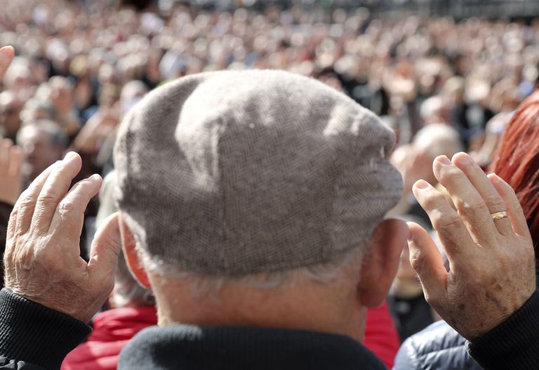 hombre, con gorra, manos levantadas