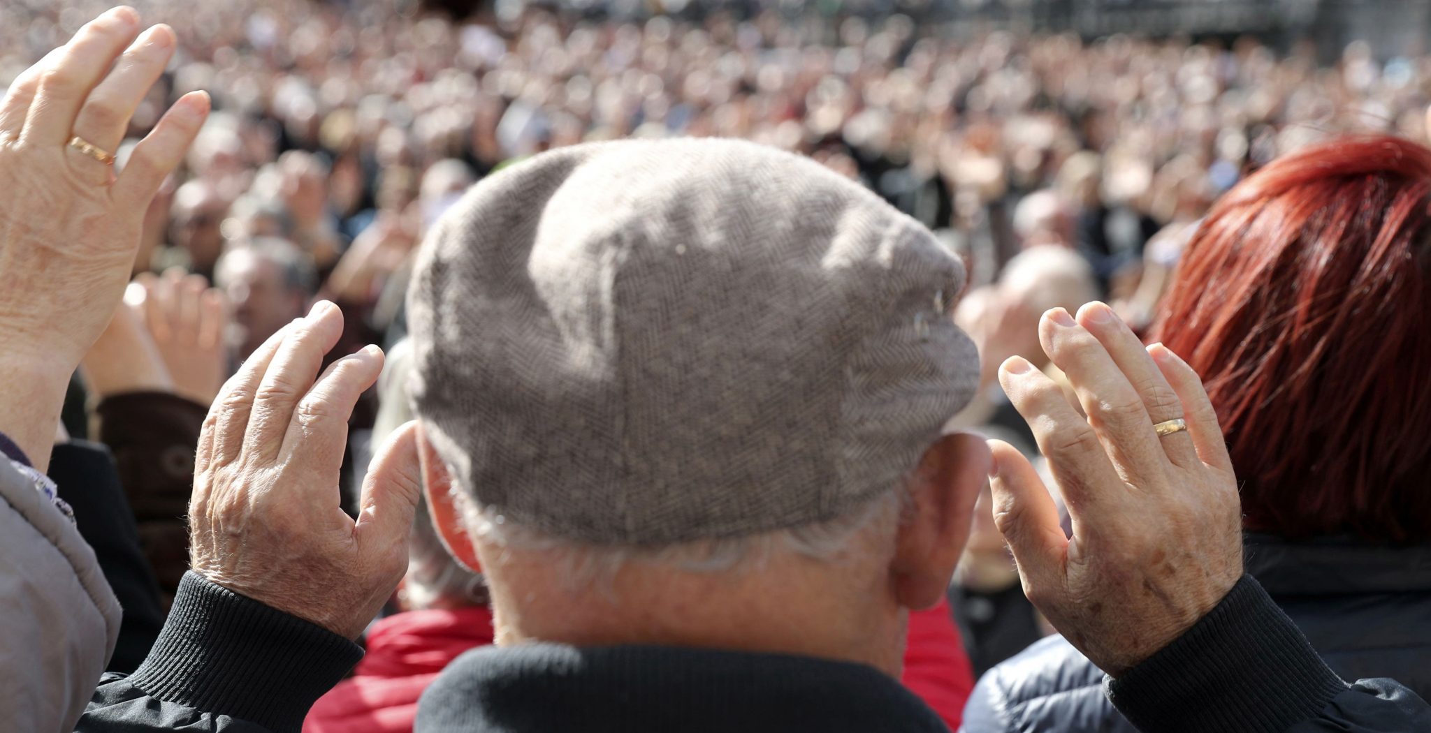 hombre, con gorra, manos levantadas