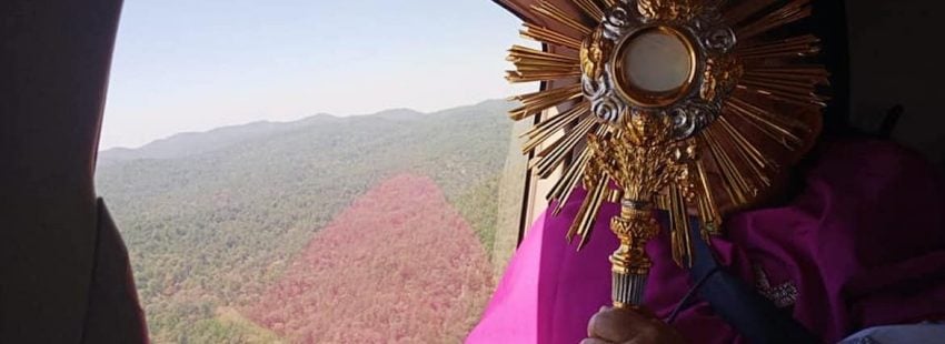 Desde un helicóptero y con el Santísimo, arzobispo consagra México al Corazón de Jesús