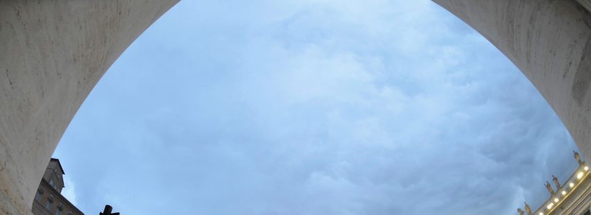 Cinco instantes inolvidables de la oración de Francisco en el rugir de la pandemia