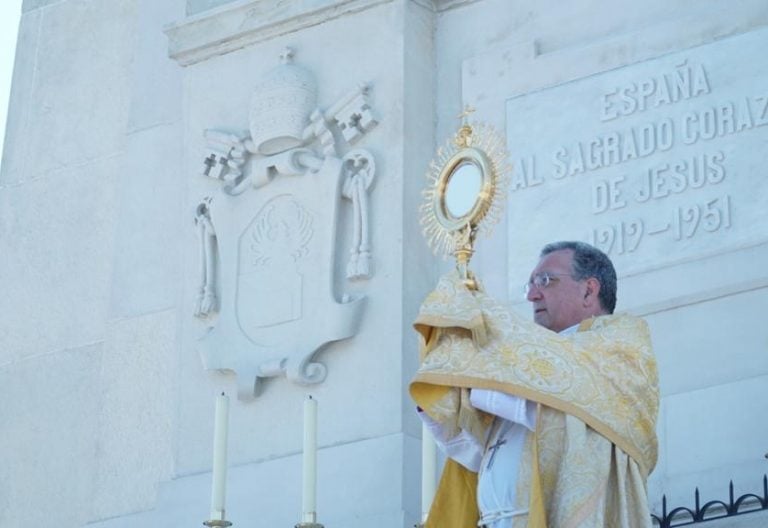 Ginés García Beltrán, arrodillado ante el Santísimo, en el Cerro de los Ángeles