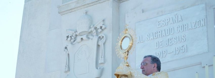 Ginés García Beltrán, arrodillado ante el Santísimo, en el Cerro de los Ángeles