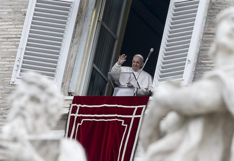 El Papa reaparece en el ángelus, pero no se irá de ejercicios espirituales por el resfriado