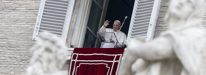 El Papa reaparece en el ángelus, pero no se irá de ejercicios espirituales por el resfriado