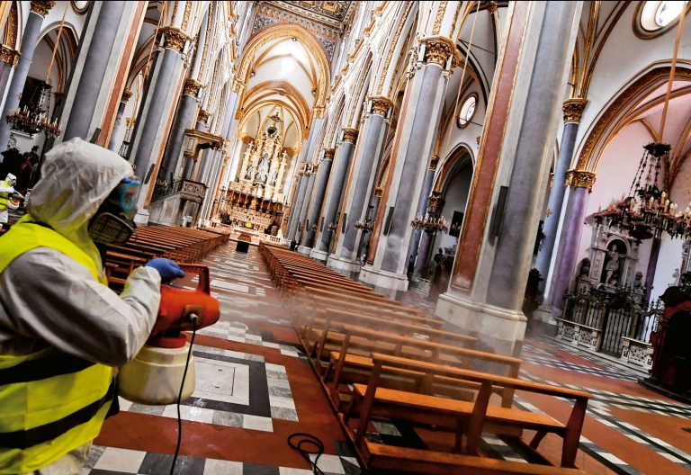 Interior de Iglesia desinfectando por coronavirus