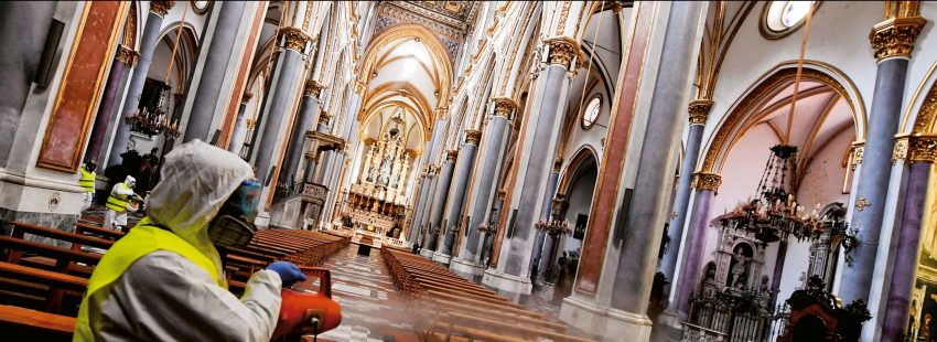 Interior de Iglesia desinfectando por coronavirus