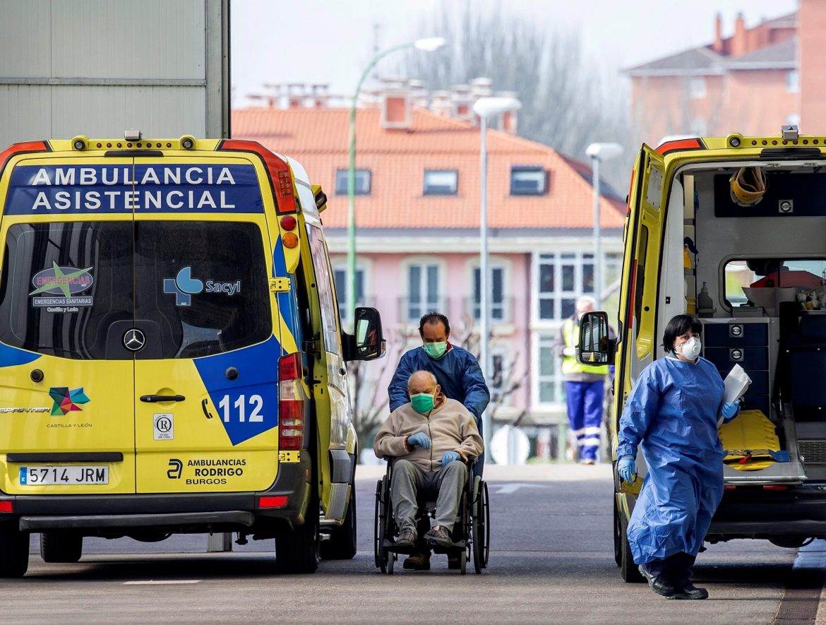 Un sanitarios lleva a un enfermo a la puerta de urgencias del hospital Universitario de Burgos/EFE