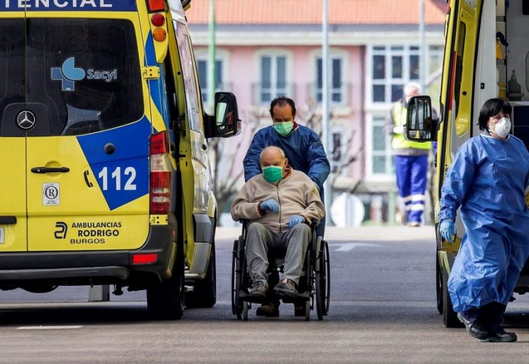 Un sanitarios lleva a un enfermo a la puerta de urgencias del hospital Universitario de Burgos/EFE