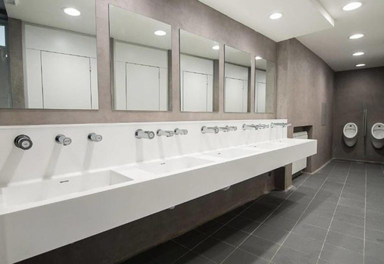 El Vaticano mantiene la comida y las duchas para las personas sin hogar a pesar del coronavirus