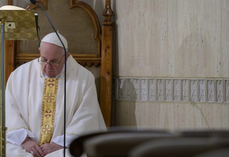 Francisco reza “por las monjas que arriesgan su vida por los enfermos de coronavirus”