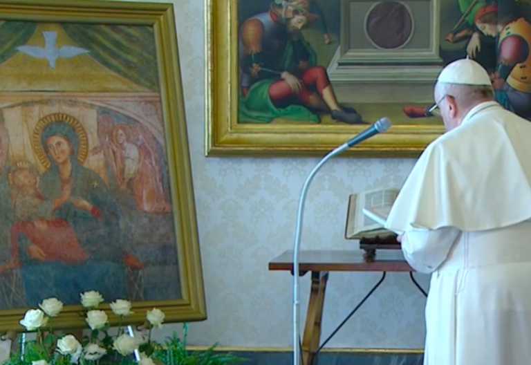 Francisco pide ayuda a la Virgen ante la crisis del coronavirus