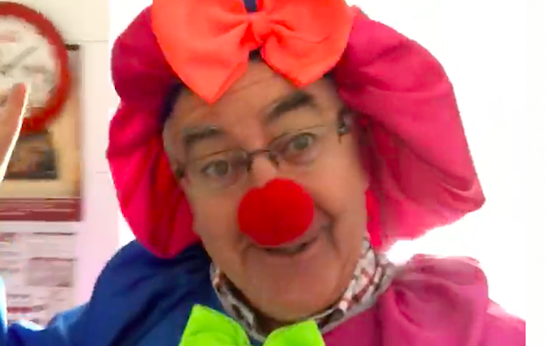 José Moreno, el cura payaso que hace más amena la cuarentena del coronavirus a los niños