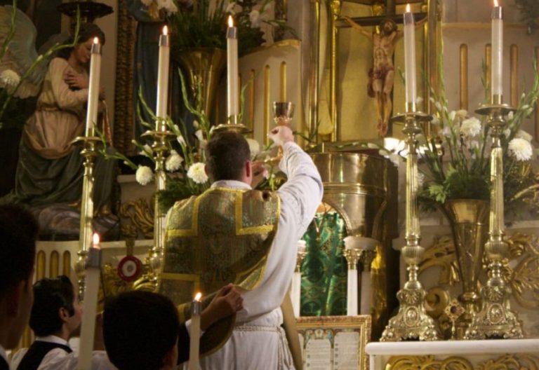 Doctrina de la Fe actualiza la liturgia de la misa de espaldas