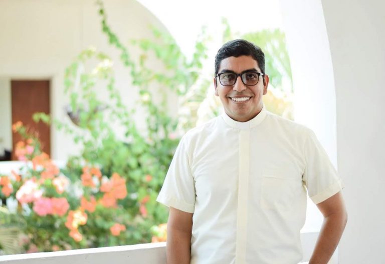 Sacerdote y millennial, desde un remoto pueblo de Colombia con el poder de las redes convierte a